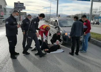 Bursa’da ilaçlarını almaya giderken araba çarptı
