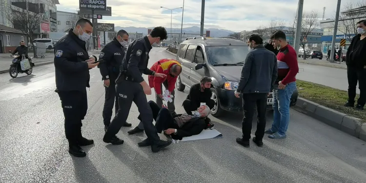 Bursa’da ilaçlarını almaya giderken araba çarptı