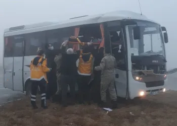 Askeri servis aracı, TIR’la çarpıştı