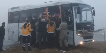 Askeri servis aracı, TIR’la çarpıştı
