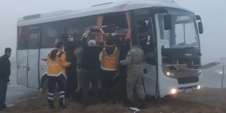 Askeri servis aracı, TIR’la çarpıştı