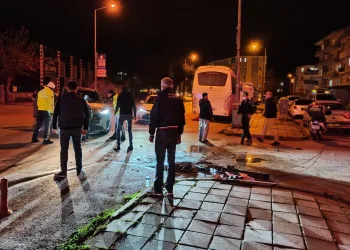 Otomobille çarpışan motosiklet sürücüsünün bacağı kırıldı