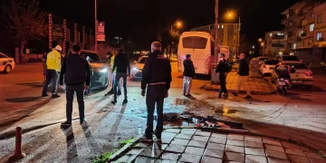 Otomobille çarpışan motosiklet sürücüsünün bacağı kırıldı