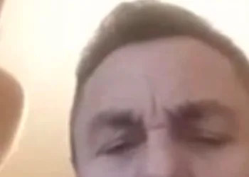 Eşcinsel evlilik karşıtı Litvanyalı politikacı görüntülü görüşmede yakayı ele verdi