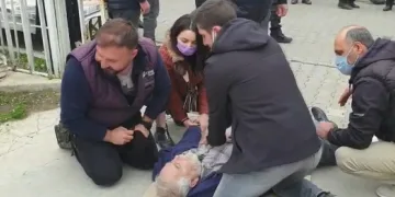 Yolda kalp krizi geçirdi kalp masajıyla hayata döndü