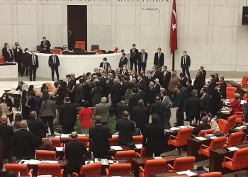 TBMM’de gergin anlar! Sosyal mesafe unutuldu