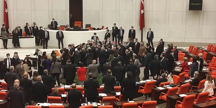 TBMM’de gergin anlar! Sosyal mesafe unutuldu
