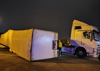 Bursa’da TIR devrildi, 150 bin TL’lik mobilyalar zarar gördü