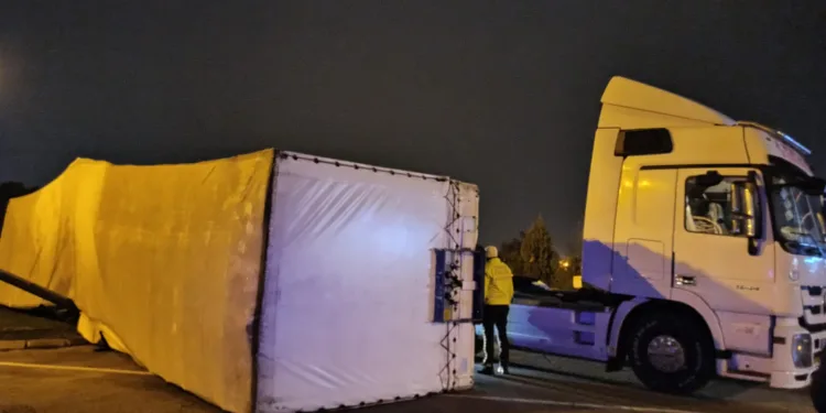 Bursa’da TIR devrildi, 150 bin TL’lik mobilyalar zarar gördü