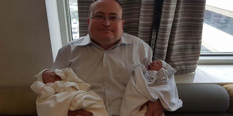Koronavirüsten ölen doktor, ikizlerine doyamadı