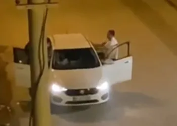 Araçta tartıştığı kadını tekmeleyip darp etti