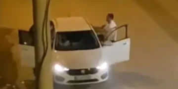 Araçta tartıştığı kadını tekmeleyip darp etti