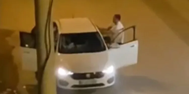 Araçta tartıştığı kadını tekmeleyip darp etti