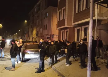 2 katlı binada çıkan yangını böyle izlediler
