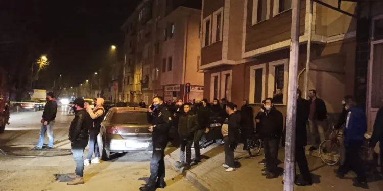 2 katlı binada çıkan yangını böyle izlediler