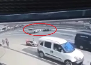 Bursa’da motosiklet sürücüsü metrelerce sürüklendi