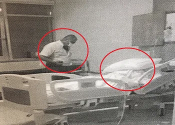 Virüs bulaştırmasın diye yastıkla boğmaya çalıştı