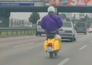 Elleri cebinde motosiklet sürdü
