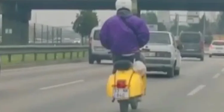 Elleri cebinde motosiklet sürdü