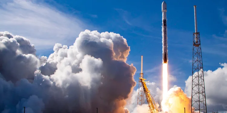 SpaceX, SiriusXM uydusunu başarıyla uzaya fırlattı