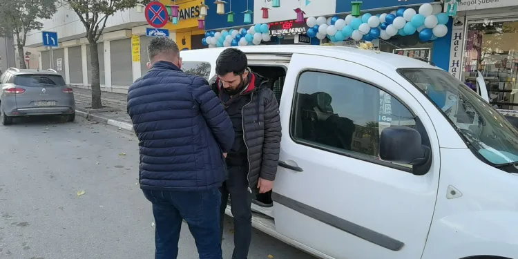 Polis hareketlerinde şüphelenince yakayı ele verdi