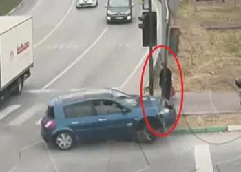 Bursa’da aracın altında kalmaktan son anda kurtuldu