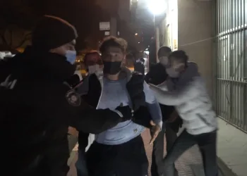 Kısıtlamayı ihlal etti, muhabirin burnunu kırdı