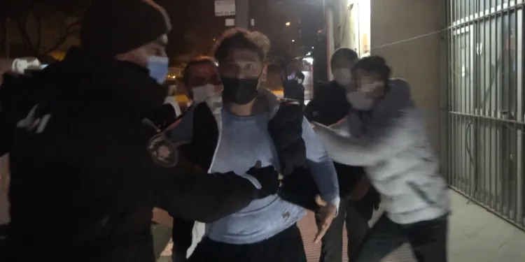 Kısıtlamayı ihlal etti, muhabirin burnunu kırdı