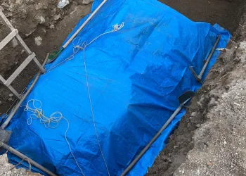 Bursa’da inşaat kazısında bulundu! Branda ile kapattılar