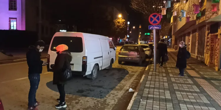 Araçları trafikten men edilince eve yürüyerek gittiler