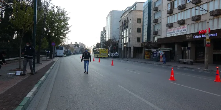 Bursa’da boş kalan meydanlar havadan görüntülendi