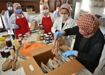 Büyükşehir’in yardımlarına anne eli değdi