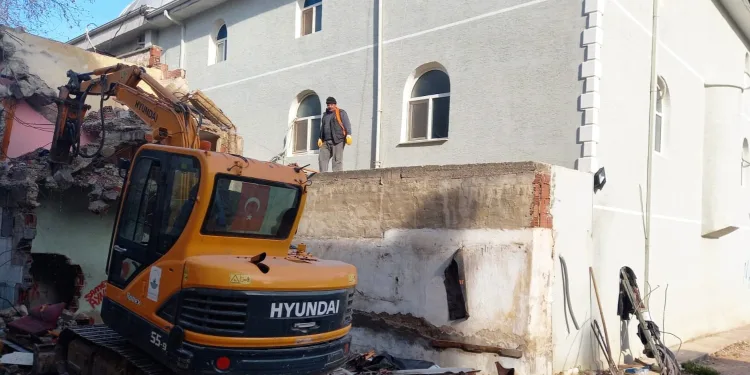 Altınkurnalar Camii’ne nefes aldıran yıkım