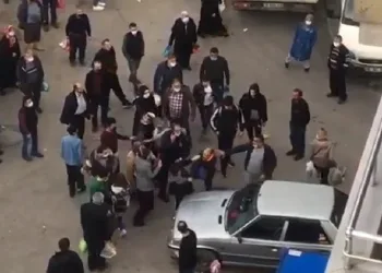 Bursa’da pazarda tekmeli yumruklu kavga