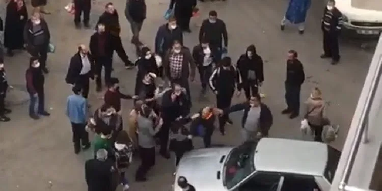 Bursa’da pazarda tekmeli yumruklu kavga