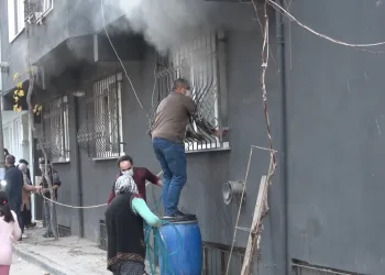 Komşusunun evindeki yangına hortumlu müdahale