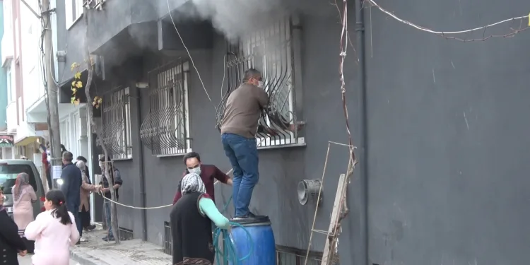 Komşusunun evindeki yangına hortumlu müdahale