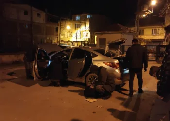 30 kilometre takip edilen araçtan uyuşturucu ve silah çıktı