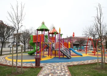 Kemalpaşa Mahallesi’nde yenilenen park hizmete girdi