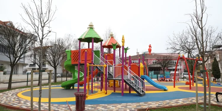 Kemalpaşa Mahallesi’nde yenilenen park hizmete girdi