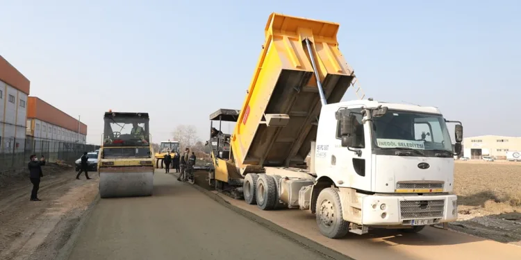 Bursa İnegöl’de beton yol çalışmaları devam ediyor