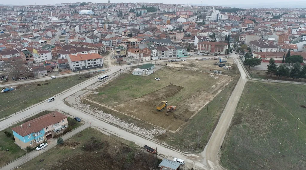 İnegöl’de Alanyurt spor sahasının yapımına başlandı