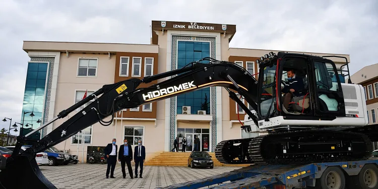 Bursa İznik Belediyesi paletli ekskavatör aldı