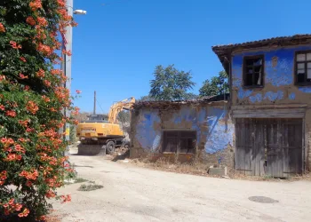 Osmangazi’de tehlike arz eden bina yıkıldı
