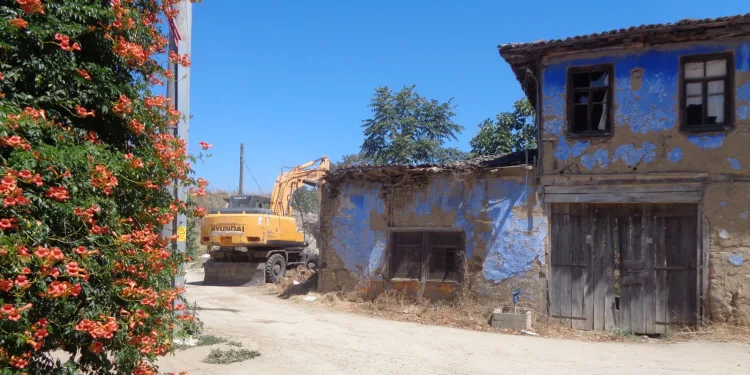 Osmangazi’de tehlike arz eden bina yıkıldı