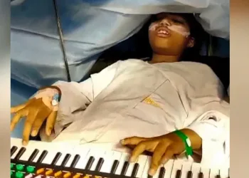 9 yaşındaki kız beyin ameliyatı sırasında piyano çaldı