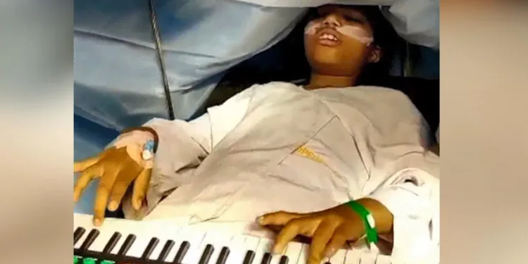 9 yaşındaki kız beyin ameliyatı sırasında piyano çaldı
