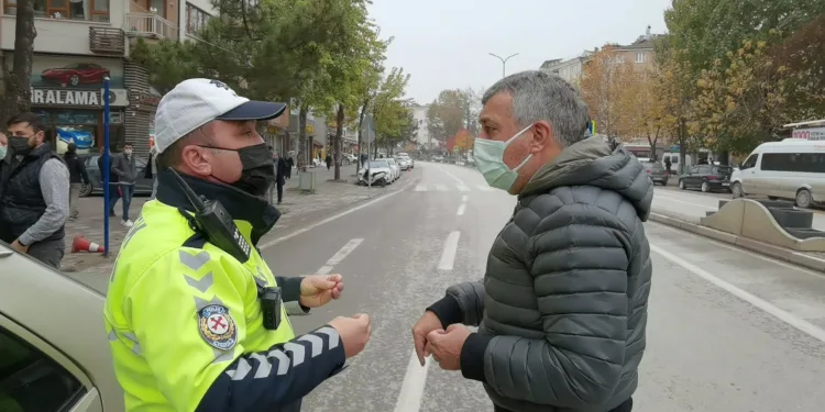 Bursa’da yayalara yol vermeyen 40 sürücüye ceza