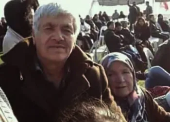 Sobadan zehirlenen çift, yan yana toprağa verildi