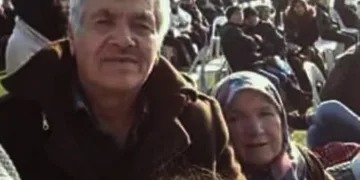 Sobadan zehirlenen çift, yan yana toprağa verildi